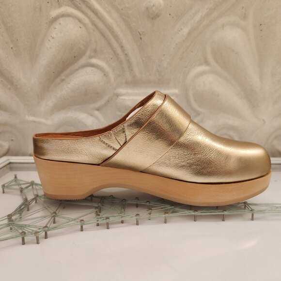 Gentle Souls by Kenneth Cole Henley Clogs. Gold Metallic. NWOT. Size 7 - Picture 2 of 10